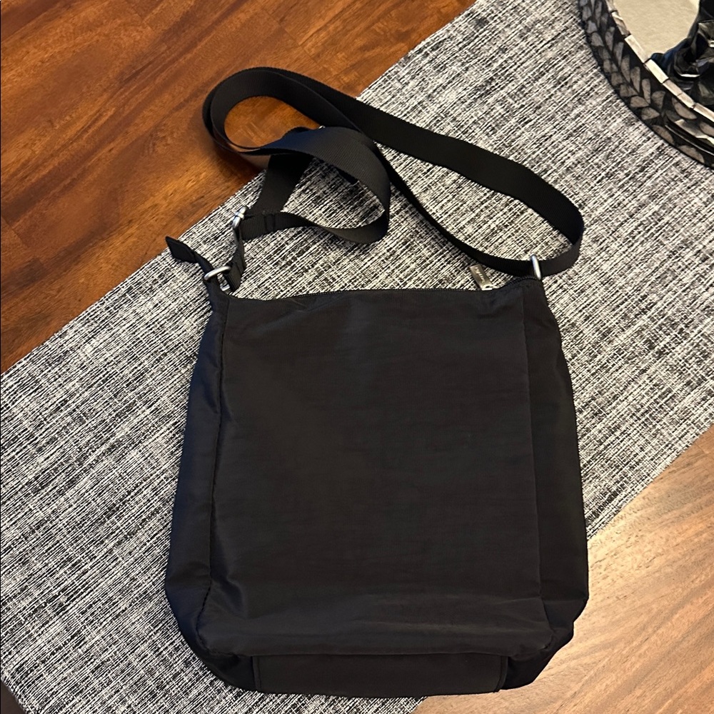 Baggallini Black Crossbody Bag - Picture 3 of 8